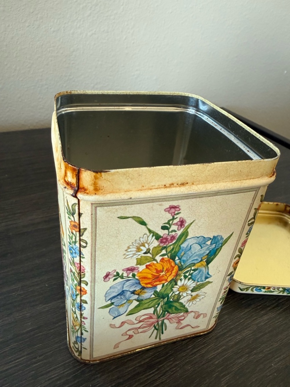 Vintage Hallmark Flower Rusty Tin box with lid - Picture 7 of 7